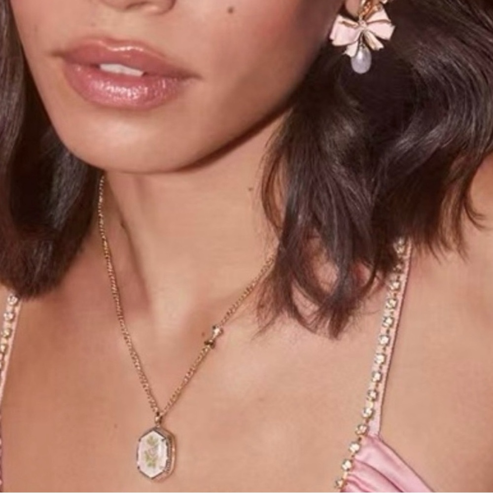 Kendra Scott x LoveShackFancy Daphne Gold Locket Necklace - Picture 10 of 16